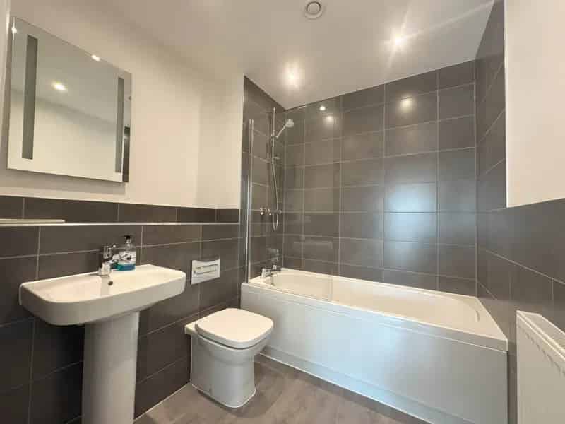 2 Bedroom Apartment West Reading Lift Access Parking August 2025