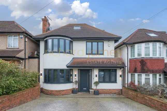 Detached House for Sale in Tretawn Gardens Mill Hill NW7