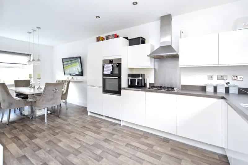 Beautiful 4-Bedroom Detached House in Wakefield