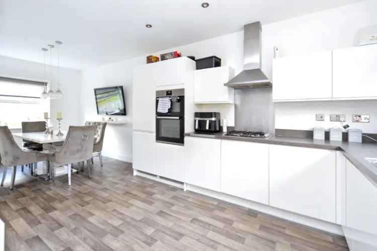 Beautiful 4-Bedroom Detached House in Wakefield