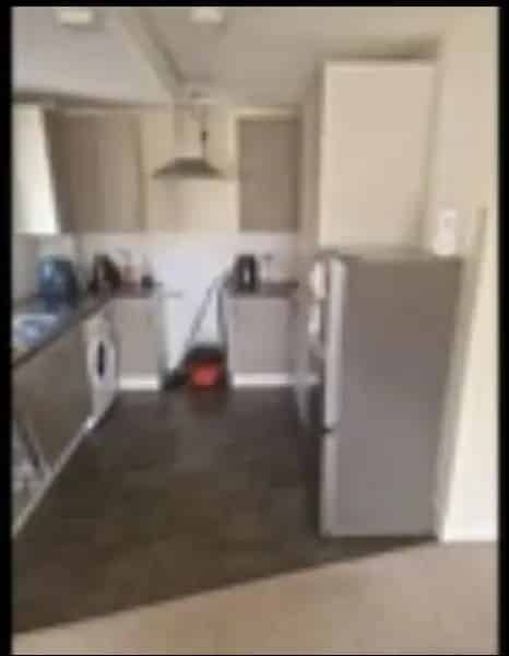2 Bedroom Freshly Decorated Flat Near Bus Stop