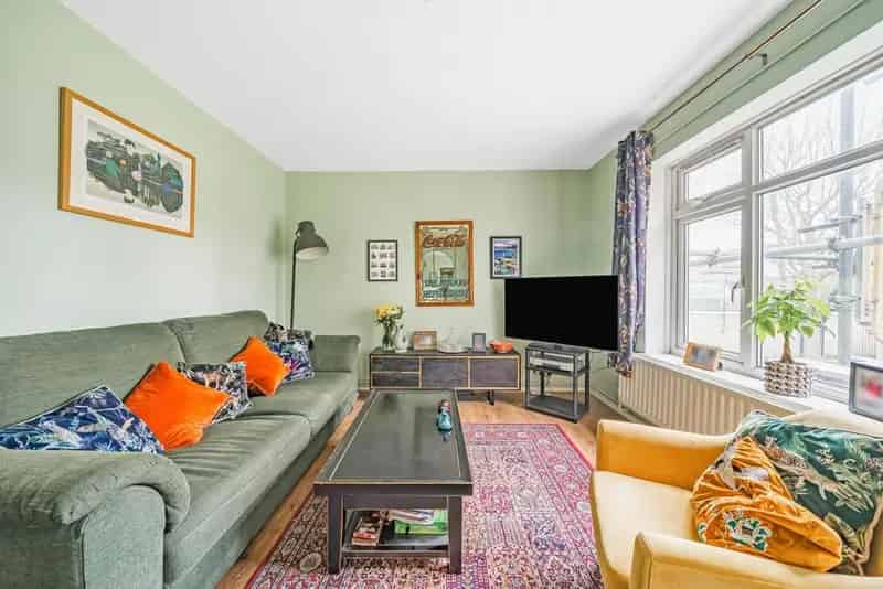 Spacious Two-Bedroom First Floor Flat
