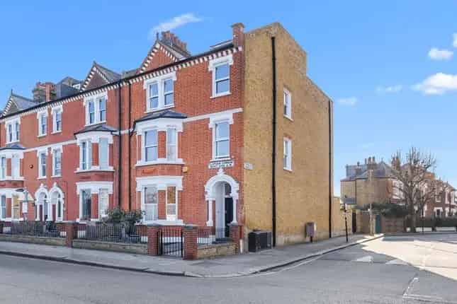 5 Bedroom House for Sale in Clapham Common
