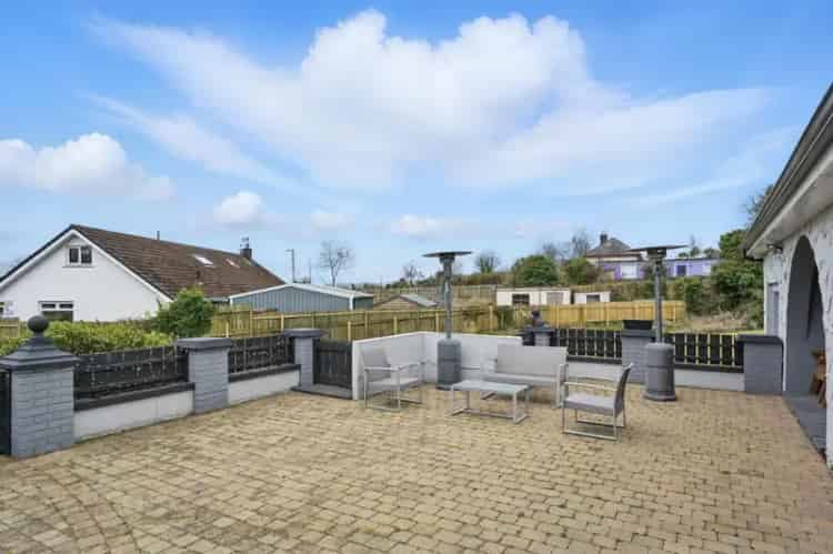 6 Bedroom Detached House Near Shops and Schools