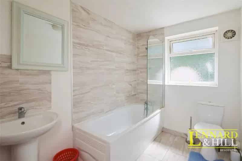 3 Bed Family Home For Sale - Garage & South Facing Garden