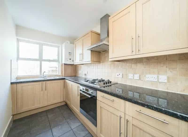 1 Bed Flat Streatham High Road - Large Modern Kitchen Chain Free