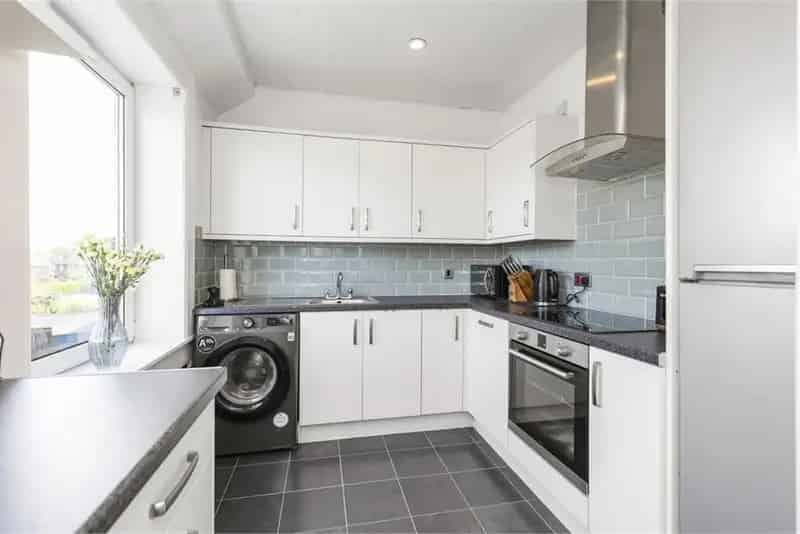 2 Bed Flat Upper Villa with Driveway and Garden