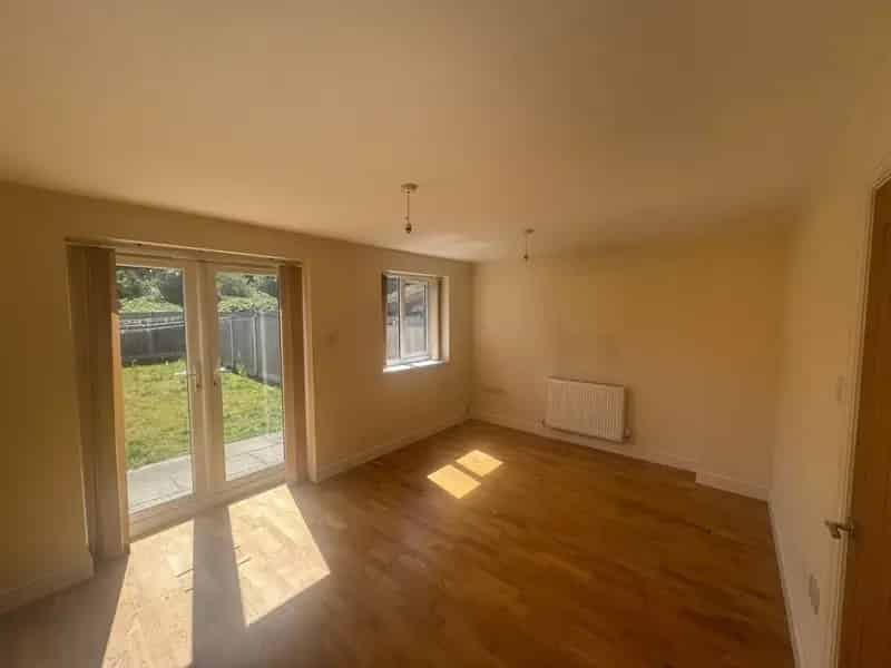 2 Bedroom House To Let - Excellent Transport Links