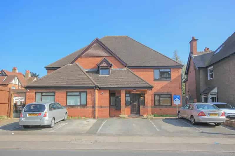 Furnished Studio Flat to Rent - Large Lounge Bedroom, Communal Garden Parking