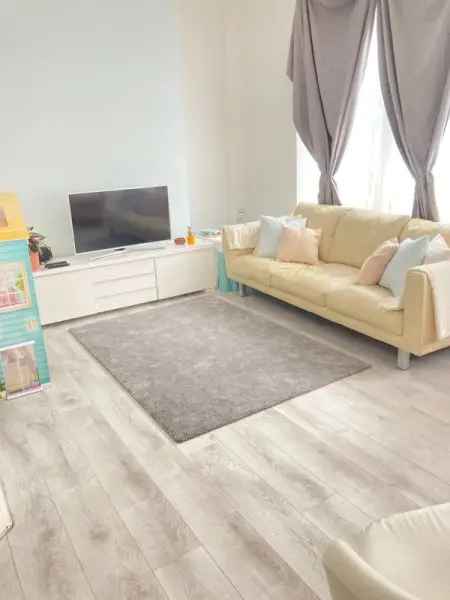 Spacious Victorian Maisonette near Amenities and School
