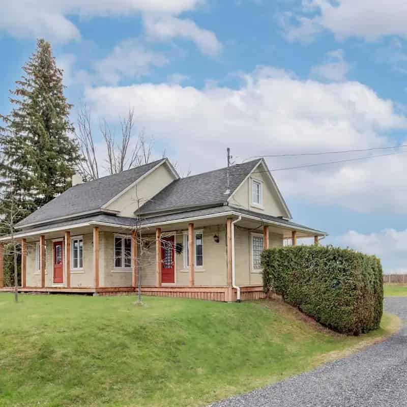 3-Bedroom Ancestral Home with Workshop and Mountain Views