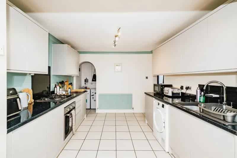 3 Bed House with Garden and Off-Street Parking