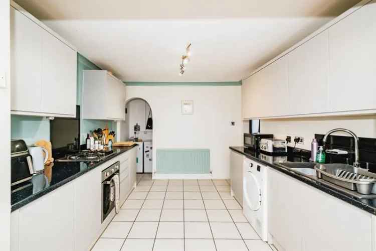 3 Bed House with Garden and Off-Street Parking