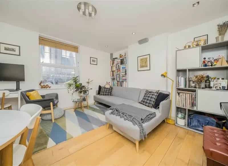 One Double Bedroom Apartment Near Transport Links