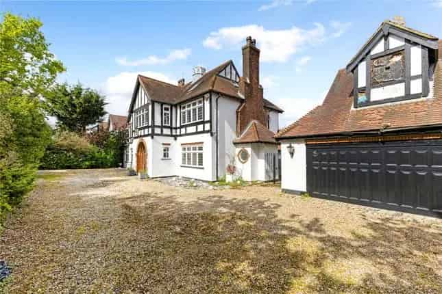 Detached House for Sale in Cuffley Hertfordshire