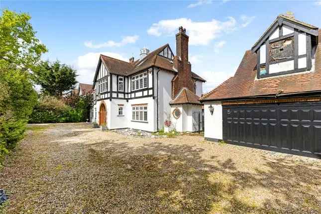 Detached House for Sale in Cuffley Hertfordshire