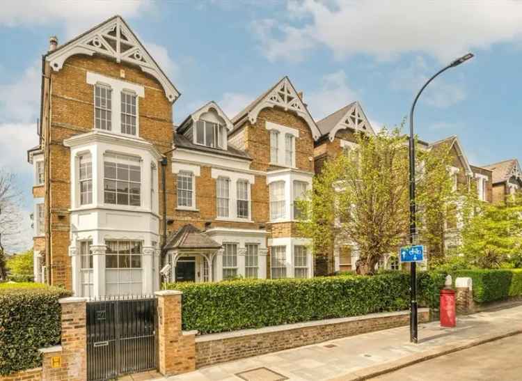 South Hampstead 3 Bedroom Apartment with Communal Gardens