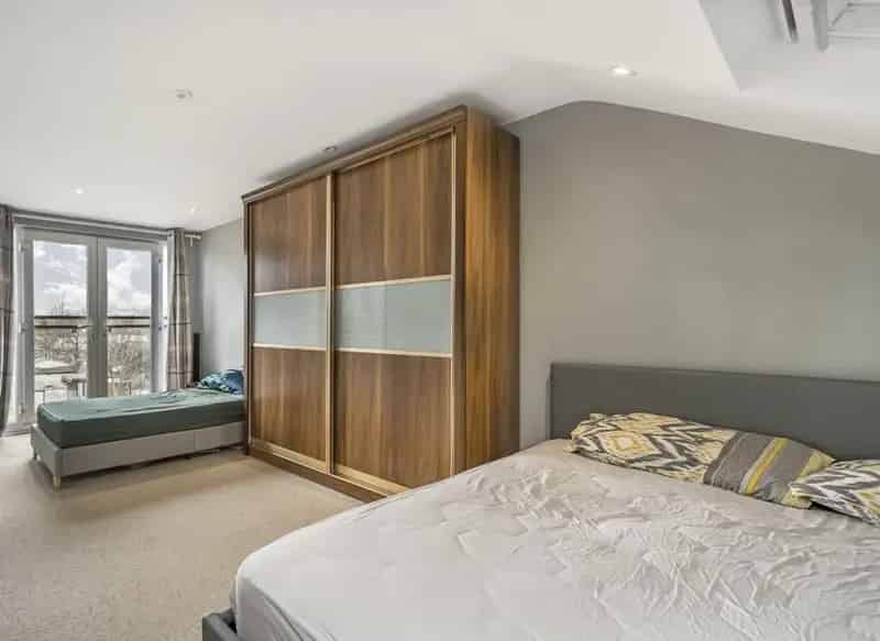 4-Bedroom Semi-Detached House with South-Facing Garden and En-Suite