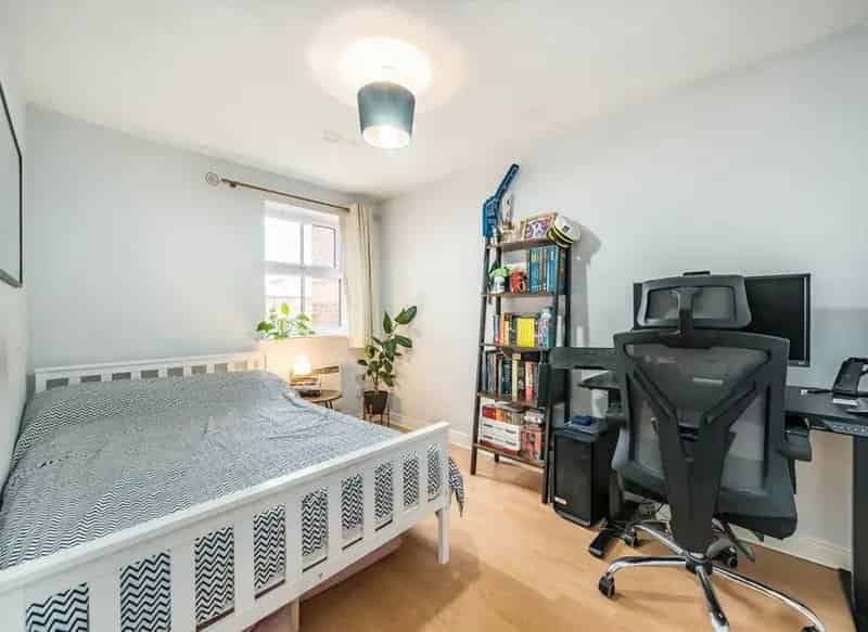 2 Double Bedroom Apartment Heritage Park  Off Street Parking