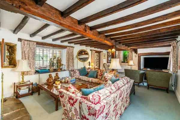 Barncroft House: A Picturesque Cotswold Stone Property