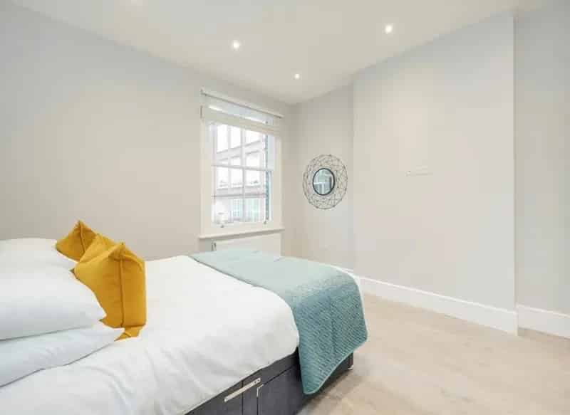 Three Bedroom Flat in Queen's Park Available Chain Free