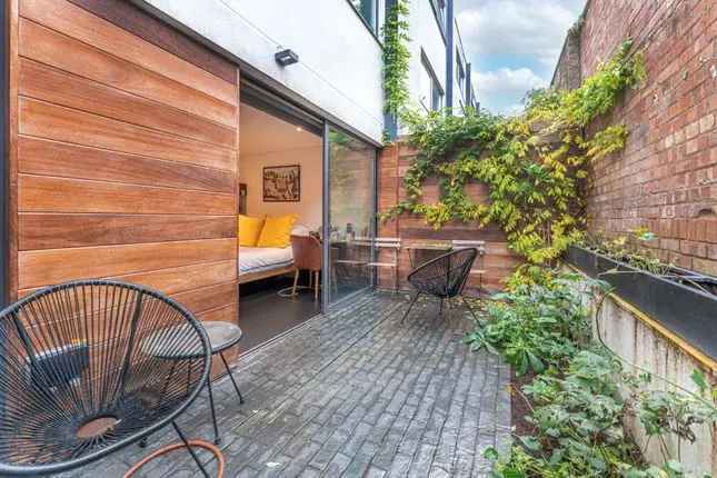 Stylish Mews House Maida Hill London 1832 sq ft 3 Beds