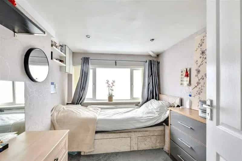 5 bed house for sale