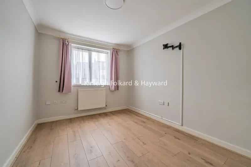 Ground Floor 2-Bedroom Apartment with Garden Access and Parking