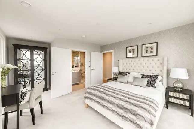 Flat for sale in Yelverton Road, London SW11