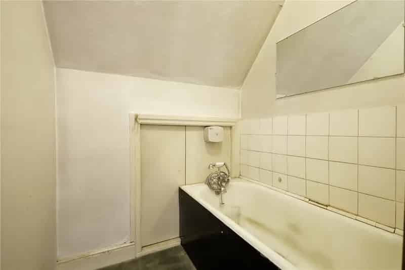 1 Bedroom Flat London 615 sq ft Top Floor Apartment Share of Freehold