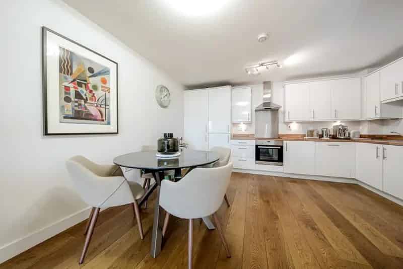 River Thames 2-Bedroom Apartment with Balcony and Parking