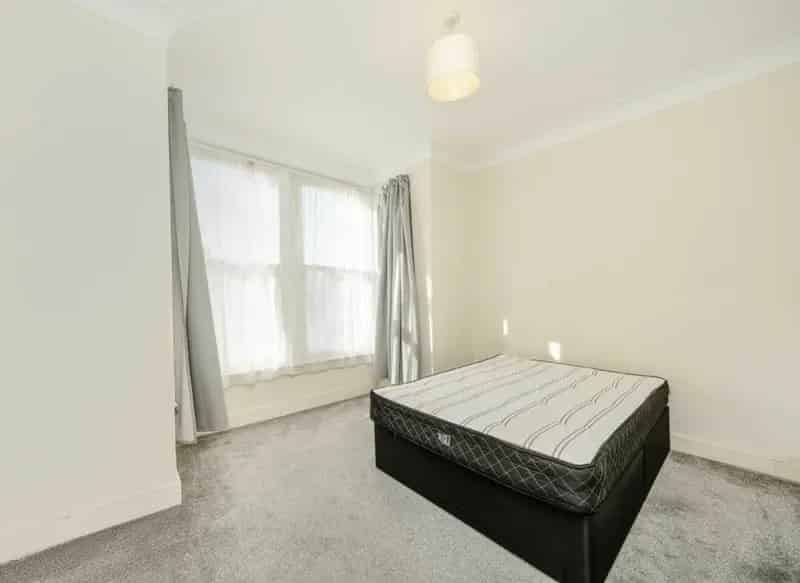 Ground Floor Apartment with Private Garden and Eat in Kitchen