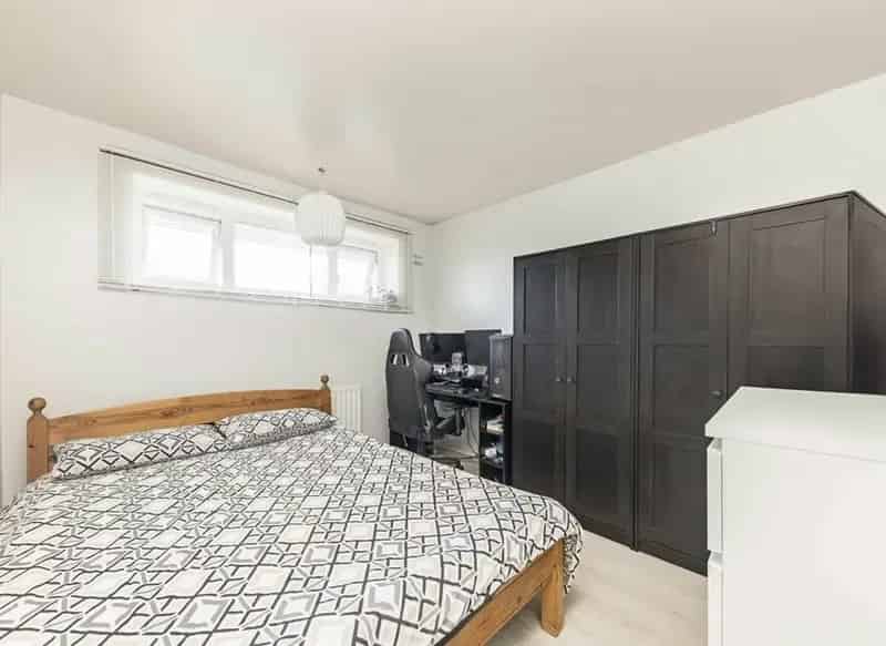 Spacious 2-Double Flat near Roundwood Park with Balcony and Secure Access
