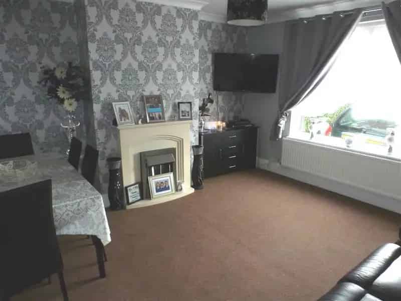 3 Bedroom Semi-Detached House with Garden and Parking