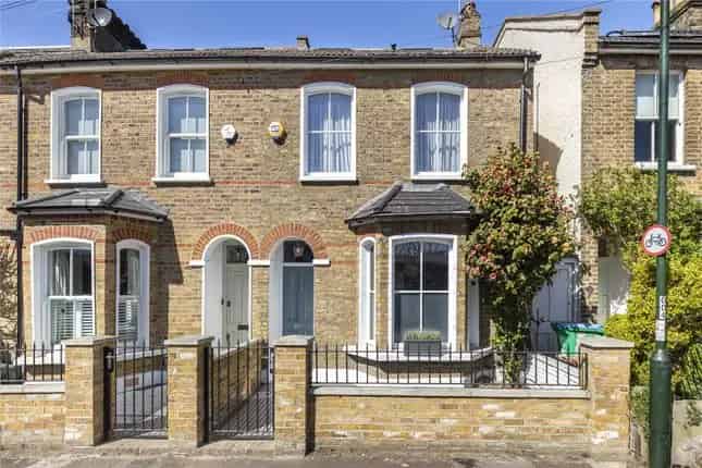 4-Bedroom Semi-Detached House for Sale in Little Chelsea Barnes SW13