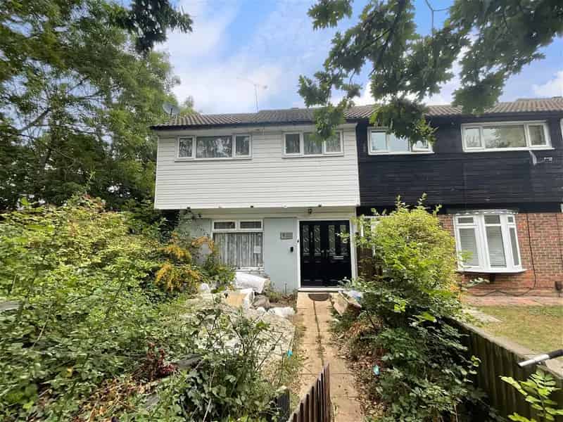 4 bedroom end of terrace house for sale