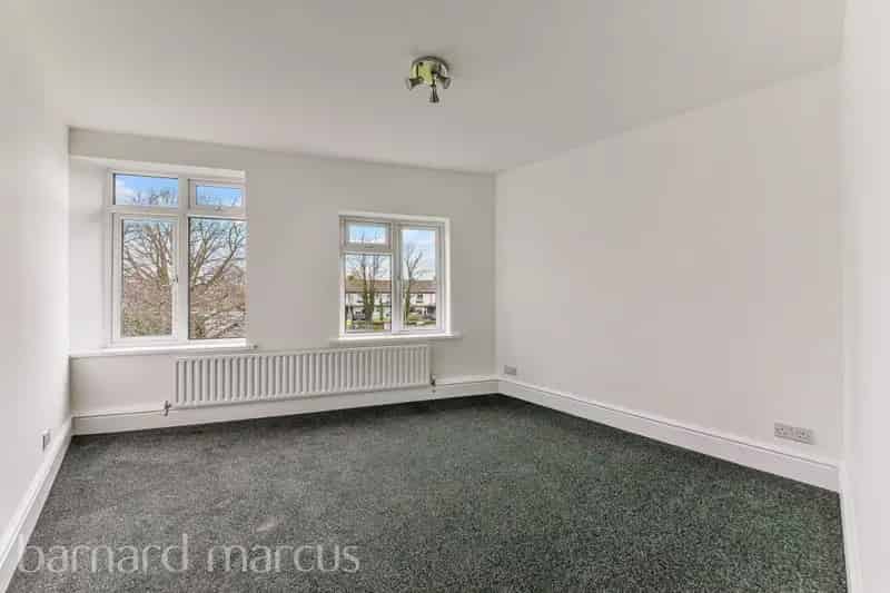 Two Double Bedroom Flat Stoneleigh - Shops Schools