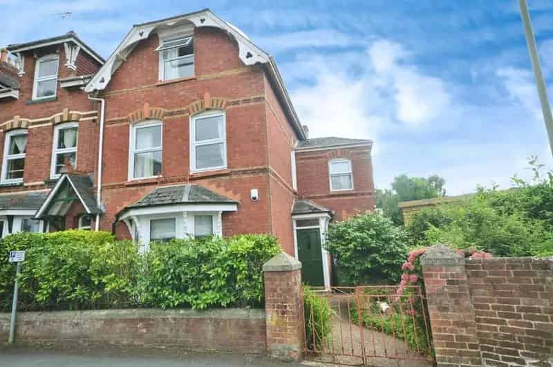 5 Bedroom End of Terrace House for Sale
