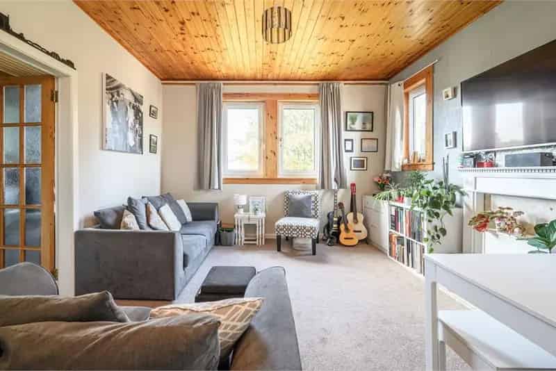 2 Bed Flat Top Floor with Private Garden
