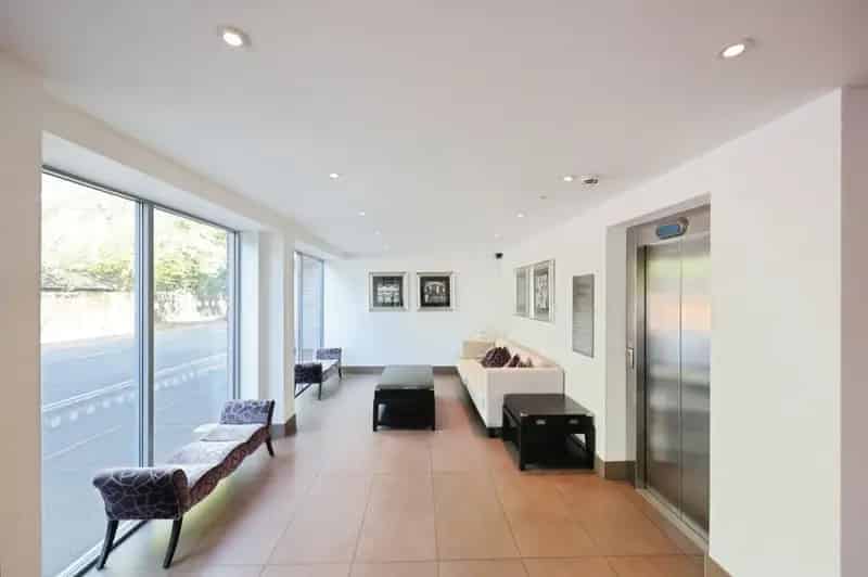 Immaculate 2-Bed Flat with Lift Access and Parking
