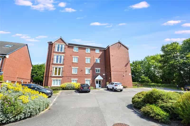 2-Bed Apartment Near Leeds Commuter Friendly Allocated Parking