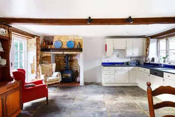Cotswold Family Home: Grade II Listed Property with Outbuilding