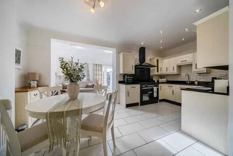 Four Bedroom 1930s House Near Village and Schools
