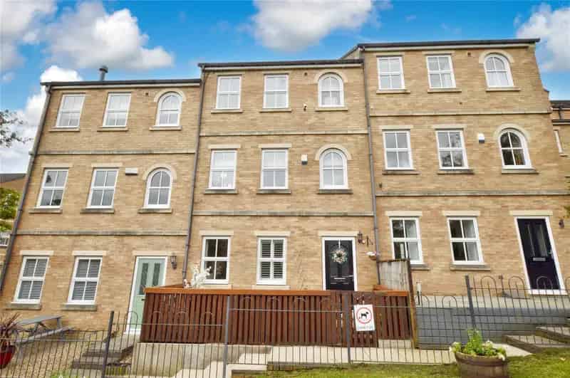 Spacious 4-Bed Family Home in Farsley with Garage and Parking