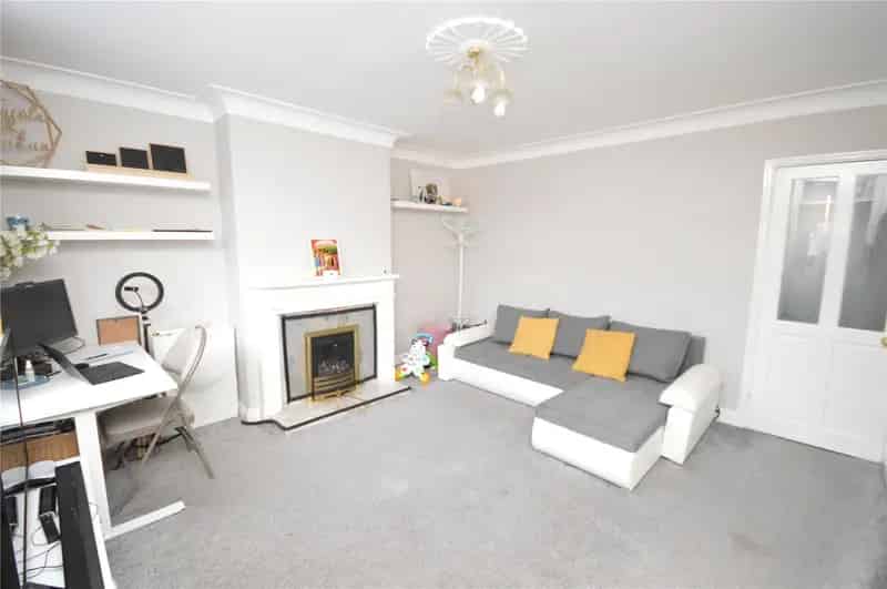 Spacious 2-Bed Terrace House Near M62 M1 Motorways