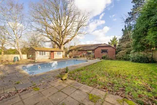 Detached House for Sale in Bromley BR2