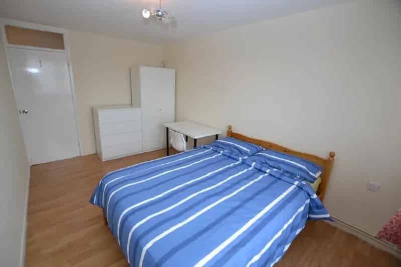 3 Bedroom Flat to Rent in Mile End East London