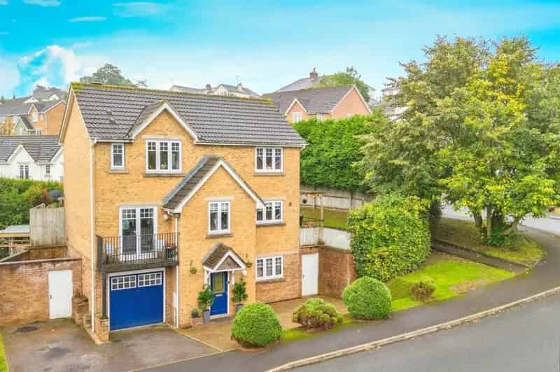 5 Bedroom Detached House with Conservatory and Garden