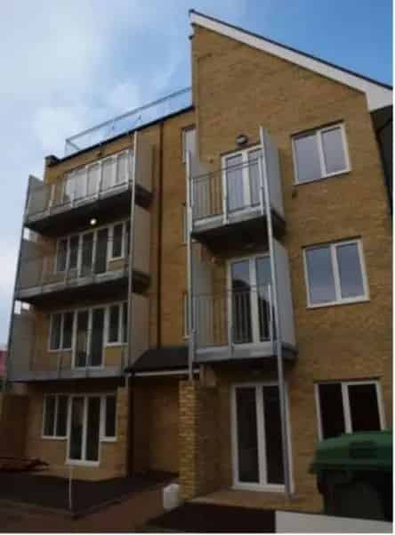 2 Bedroom Flat with Open Plan Kitchen and Gated Entrance