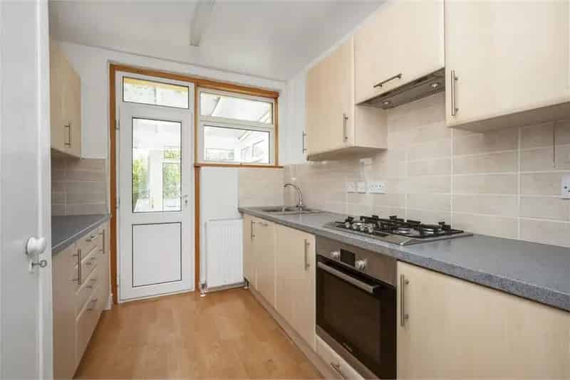 2 Bed Semi-Detached House with Conservatory and Garage